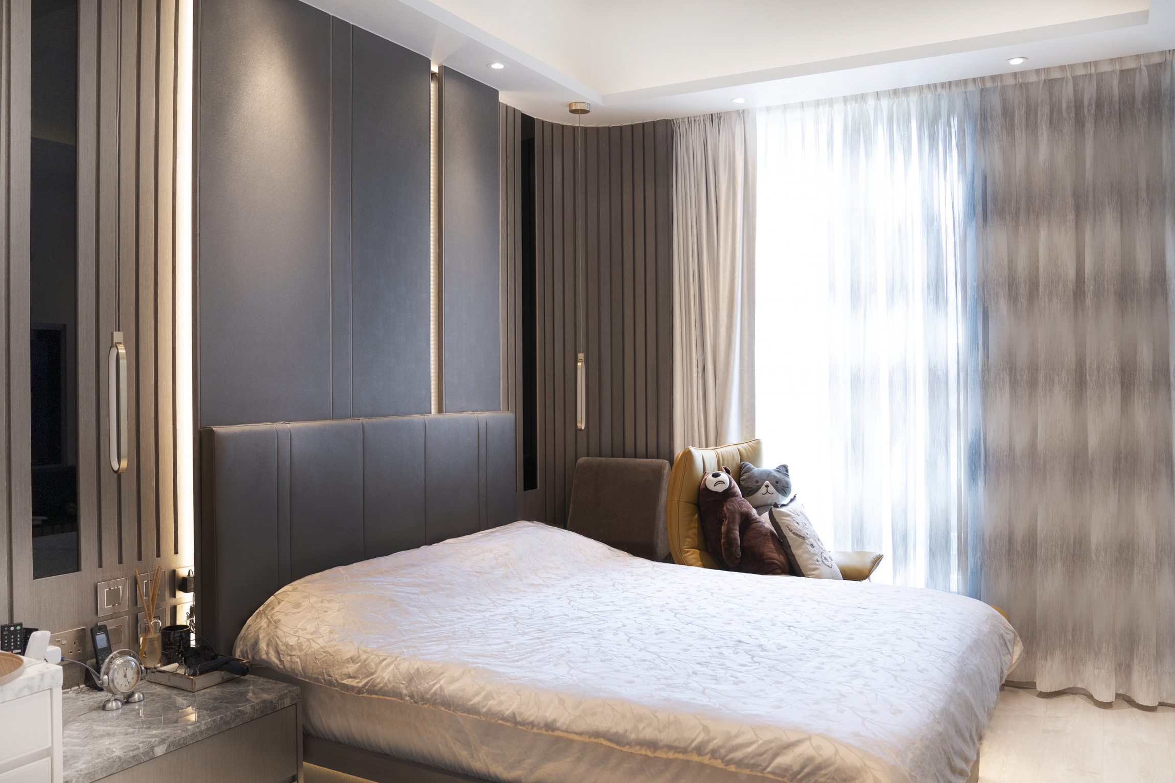 2_F room window